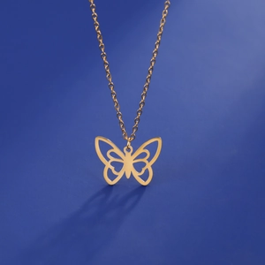 Détail du pendentif papillon doré évidé minimaliste sur une chaîne à maillons fine