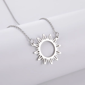 Collier minimaliste en acier inoxydable 304 avec pendentif soleil évidé sur présentoir