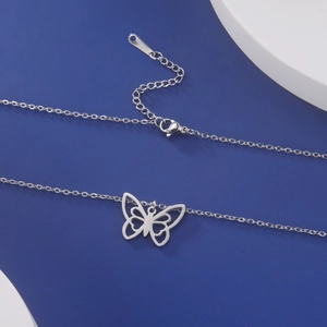 Détail du collier avec pendentif papillon évidé, fermoir mousqueton et chaîne réglable