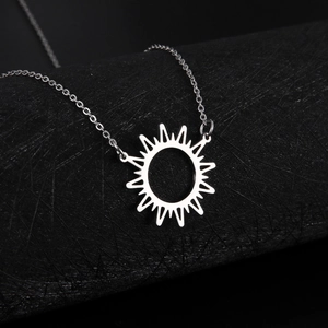 Collier avec pendentif soleil minimaliste en acier inoxydable 304 sur support noir