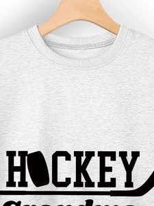Détail du tissu en coton gris clair et lettrage noir HOCKEY de style universitaire