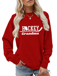 Détail du sweat-shirt rouge Hockey Grandma montrant l'inscription blanche et le col rond côtelé