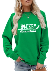 Gros plan du sweat vert HOCKEY Grandma avec poignets côtelés et imprimé graphique blanc