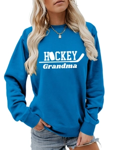 Détail du sweat bleu Hockey Grandma avec poignets côtelés et inscription blanche