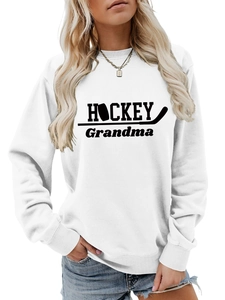 Détail de l'imprimé 'HOCKEY Grandma' sur sweat blanc à col rond avec bâtons et palet