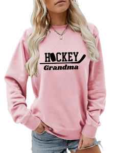 Détail du sweat rose Hockey Grandma avec impression graphique et texture en coton doux