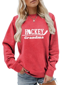 Détail de l'imprimé HOCKEY Grandma sur sweatshirt rouge brique avec bords-côtes