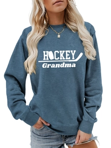 Détail du sweat en coton bleu doux avec texte HOCKEY Grandma et graphismes blancs imprimés