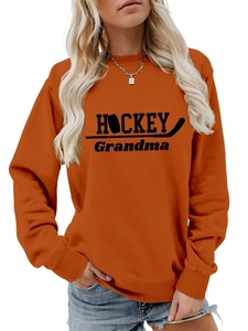 Détail du sweat à col rond orange vif avec impression graphique noire HOCKEY Grandma