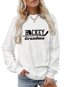 Détail du sweat blanc en coton avec imprimé HOCKEY Grandma et motif graphique