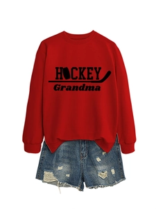 Détail de l'ensemble sweat rouge Hockey Grandma et short en jean vieilli