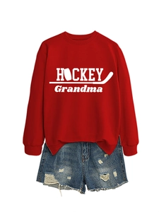 Détail d'un sweat rouge Hockey Grandma avec imprimé blanc et short en jean effiloché