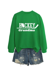 Détail du sweat vert Hockey Grandma avec poignets côtelés et short en jean bleu