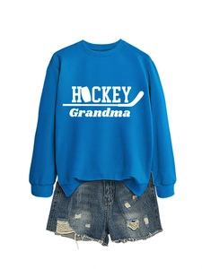 Mise à plat d'un sweat bleu HOCKEY Grandma et d'un short en jean usé