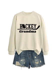 Sweat abricot Hockey Grandma à fente latérale et short en jean vieilli posés à plat