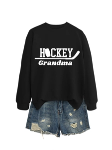 Détail du sweat-shirt noir HOCKEY Grandma associé à un short en jean bleu délavé