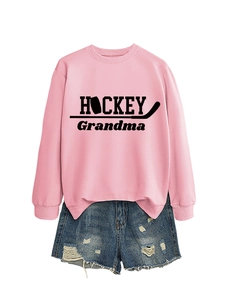 Détail du sweat rose HOCKEY Grandma et short en jean déchiré avec graphismes de hockey sur glace