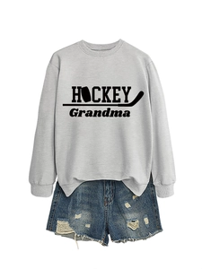 Mise à plat d'un sweat-shirt gris Hockey Grandma avec short en jean sur fond blanc