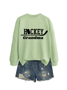 Mise à plat du sweat-shirt vert clair HOCKEY Grandma avec un short en jean bleu