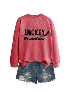 Détail du sweat-shirt rouge Hockey Grandma avec motif graphique noir et texture
