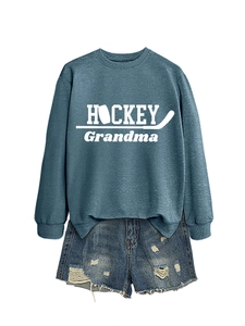 Vue à plat d'un sweat bleu hockey grandma avec un short en jean délavé et déchiré