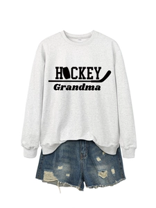 Détail à plat du sweat gris clair HOCKEY Grandma et du short en jean bleu délavé