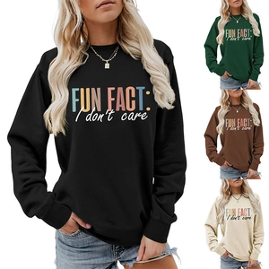 Détails du sweat à imprimé Fun Fact I Don't Care disponible en quatre couleurs