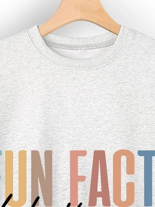 Détail de l'encolure côtelée et imprimé Fun Fact sur ce sweat-shirt gris chiné