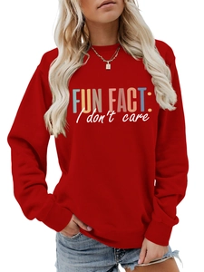 Détail du sweat-shirt rouge avec l'imprimé rétro slogan Fun Fact I Don't Care imprimé