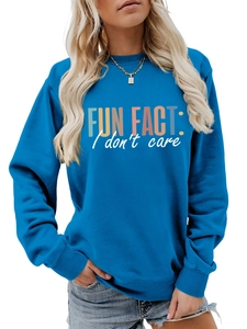 Détail du sweat bleu avec impression artistique 'FUN FACT: I don't care'
