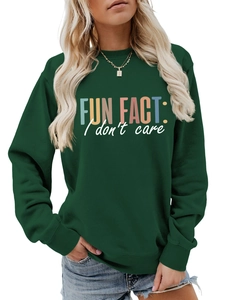 Détail d'un sweat vert foncé avec impression graphique colorée FUN FACT I don't care