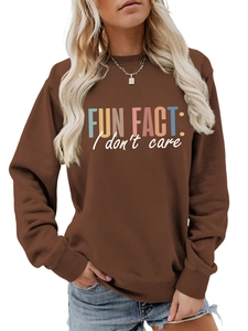Détail du texte imprimé Fun Fact I Don't Care sur un sweat à manches longues marron