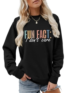 Détail d'un sweat en coton noir avec imprimé graphique coloré Fun Fact I don't care