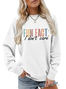 Détail d'un sweat blanc à col rond avec le slogan coloré Fun Fact I Don't Care imprimé