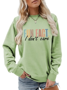 Détail du sweat vert sauge avec le slogan imprimé Fun Fact I Don't Care stylé