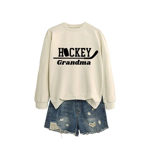 Sweat Hockey Grandma beige et short en jean vieilli ensemble de sport deux pièces