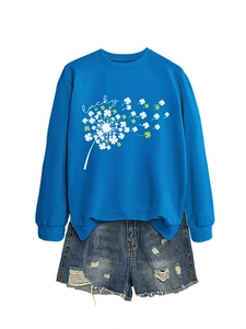 Dettaglio felpa blu con tarassaco lucky e pantaloncini in denim usurati su bianco