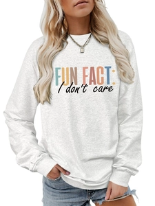Détail d'un sweat gris avec l'imprimé graphique FUN FACT I DON'T CARE