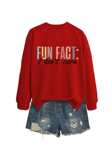 Vue à plat du sweat rouge 'FUN FACT' associé à un short en jean bleu délavé et déchiré