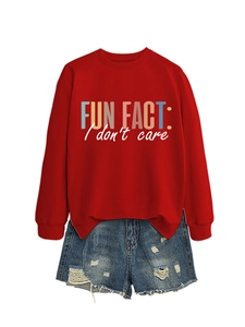 Détail à plat d'un sweat rouge avec slogan et d'un short en jean déchiré tendance
