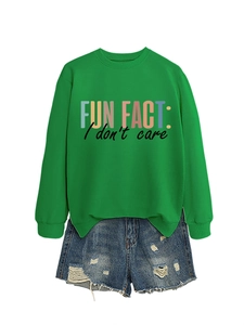 Tenue à plat avec sweat vert imprimé et short en jean déchiré de style décontracté