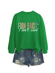 Détail du sweat vert à manches longues avec l'imprimé Fun Fact I Don't Care