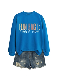 Sweat bleu avec texte FUN FACT et short en jean déchiré sur fond blanc épuré