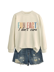 Détail de l'imprimé Fun Fact sur sweat blanc et mini short en jean vieilli