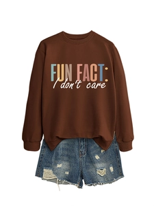 Détail d'un sweat marron Fun Fact I Don't Care avec un short en jean délavé usé