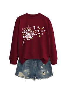 Dettaglio della felpa bordeaux con trifoglio e dente di leone e shorts di jeans