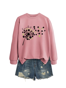 Dettaglio della felpa rosa lucky clover e pantaloncini di jeans consumati su sfondo bianco
