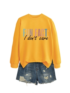 Détail du sweat-shirt jaune moutarde à col rond avec imprimé Fun Fact I don't care
