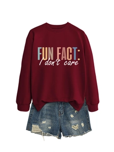 Détail du sweat-shirt bordeaux avec imprimé Fun Fact et short en jean bleu délavé