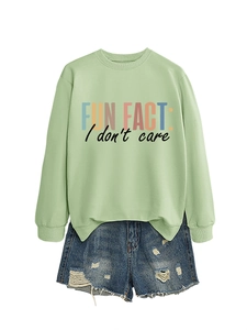 Détail de l'imprimé coloré Fun Fact I Don't Care sur un sweat-shirt décontracté vert